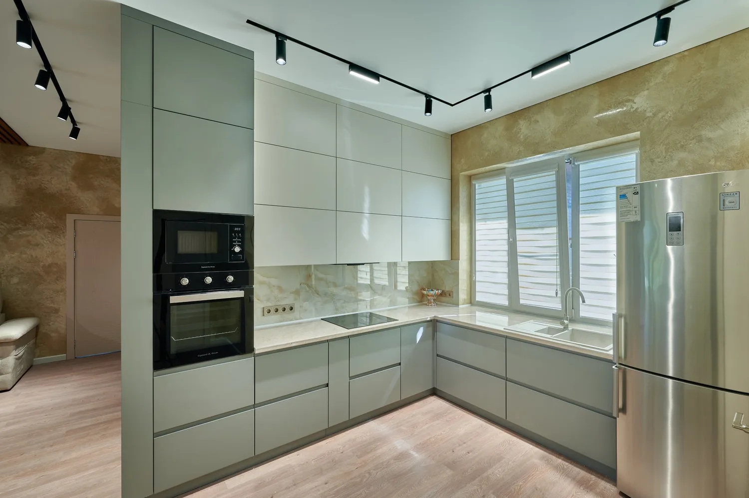 Трековый светильник Denkirs DK6430-BK (ДЕНКИРС) Трековый светильник Denkirs DK6430-BK (ДЕНКИРС)